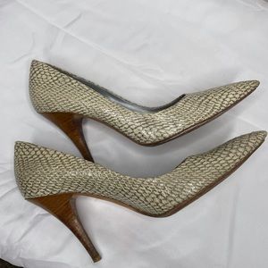 Via Spiga Ivory/Gray Textured Woman’s Pump